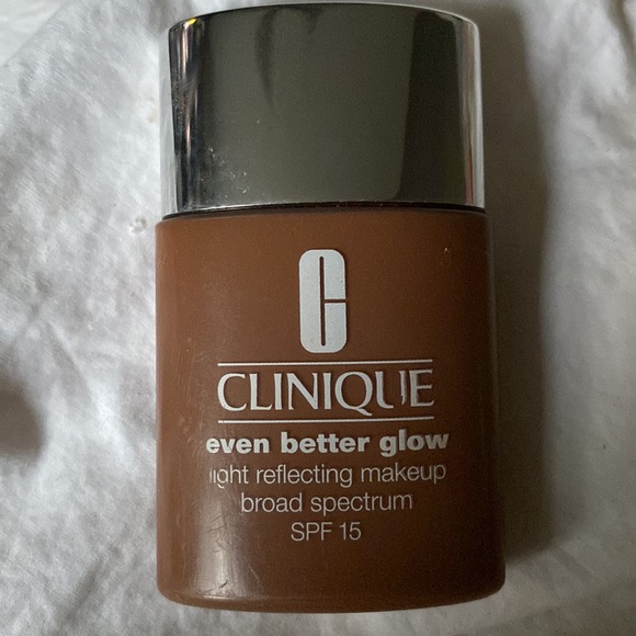 Clinique Even Better GLOW light reflecting broad spectrum WN122 Clove  (disc) - Picture 2 of 3